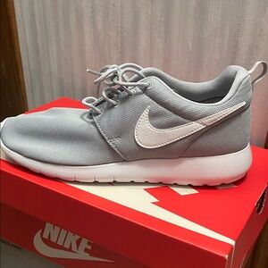 Nike Light Gray and White Athletic Shoes

——>New